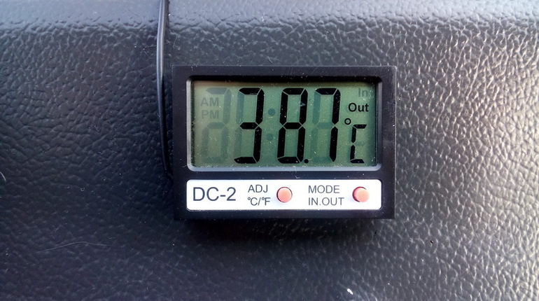 Модель автомобильного электронного термометра