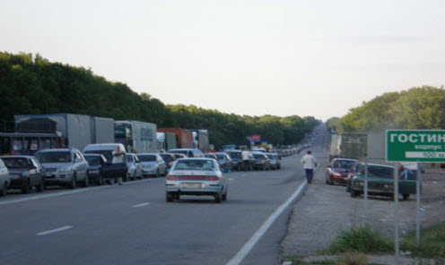 Трасса М2, возле погранперехода Нехотеевка длинная очередь