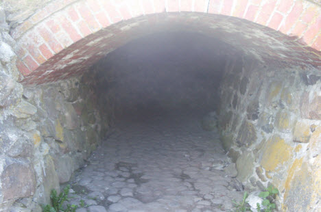 Вход в тайный лаз к воде, крепость Корела, трасса М10