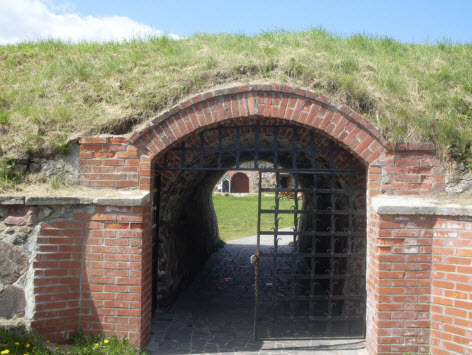 Главный вход в крепость Корела, достопримечательности трассы М10 и трассы А129