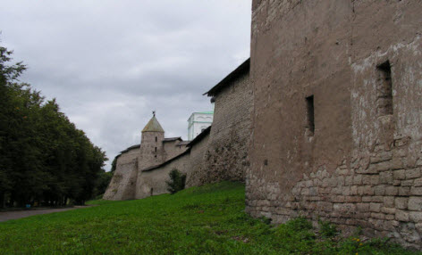 Крепость, Вид на Довмонтову  башню и крепостную стену кремля снаружи, трасса М20