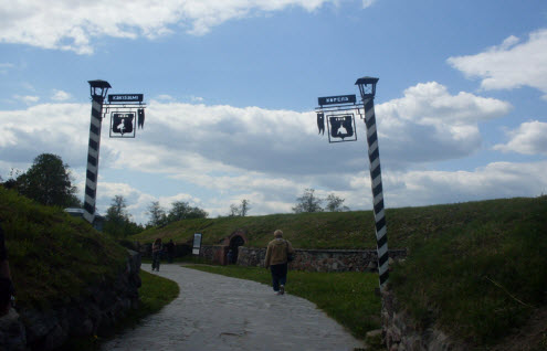 Памятные столбы перед входом в крепость Корела, достопримечательности трассы М10