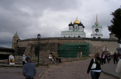 Псков, Вид на кремль из Довмонтова города, трасса М20