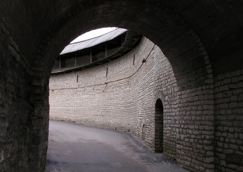 Псковская крепость Вид из арки (великие ворота) на входе в кремль, трасса М20
