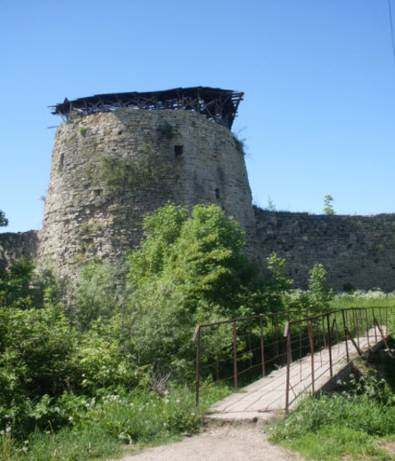 Средняя башня Никольская  крепость Порхов трасса М20