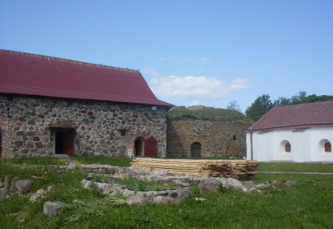 Старый арсенал, кавалер-бастион и новый арсенал, крепость Корела, трасса А129