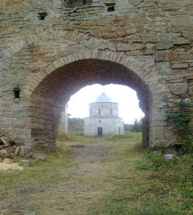 Вид в арку крепостной стены 15 века на Никольскую церковь, достопримечательности трассы М11