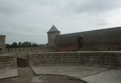 Вид с просмотровой площадки на Воротную башню и часть крепостной стены 15 века, трасса М11