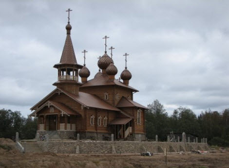 Деревянная церковь в Сиголово-сологубовке, возле трассы Р41