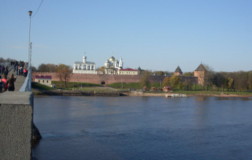 Достопримечательности трассы М10, Вид с другого берега реки на кремль, Софийский собор и Софийскую звонницу