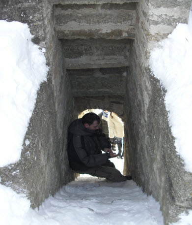 Копорье, лестница в Средней башне, зимой можно забраться, только упираясь в стены