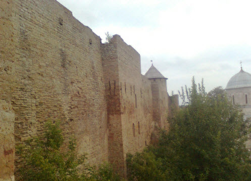 Крепостная стена и башня (остатки крепости 15 века), Ивангород, трасса М11