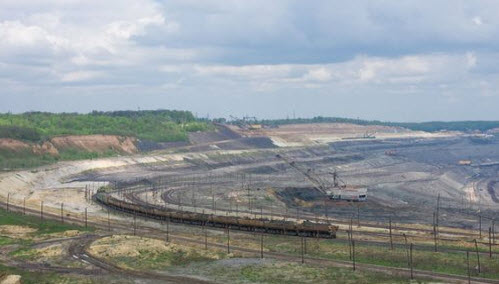 Открытый карьер по добыче железной руды, вид с трассы А142