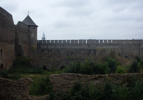 Пороховой амбар, руины крепости 15 века и Провиантская башня, достопримечательности трассы М11