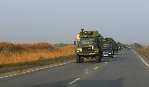 Трасса М21, колонна военных грузовиков в районе Прудбоя