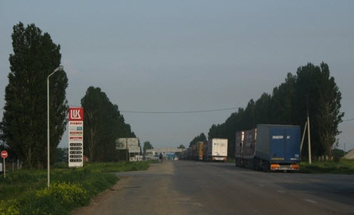 Трасса М23, очередь на переход границы с Украиной