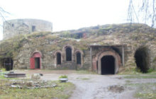 Южная воротная башня Копорской крепости и остатки построек 15 века, достопримечательности трассы М11