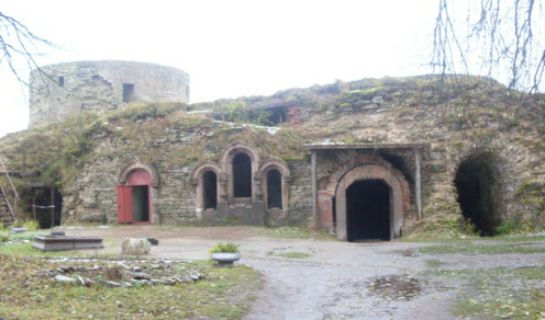 Южная воротная башня Копорской крепости и остатки построек 15 века, достопримечательности трассы М11