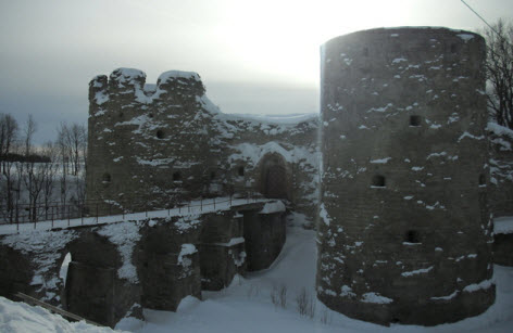 Южная воротная и Северная воротная башни Копорской крепости и мост, трасса м11