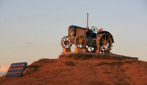 памятник первым трактористам в Тацинском, трасса М21
