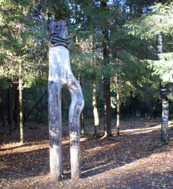 Деревянная фигура в Токсовском лесопарке, трасса Р33