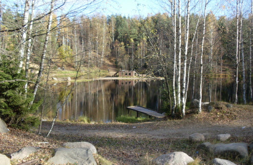 Озеро Изумрудное с деревянной композицией Кораблик-Надежда, Токсово
