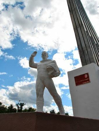 Памятник Гагарину возле Красноармейска, здесь он приземлился