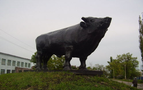 Памятник быку, вид с трассы Р193 Новая Усмань
