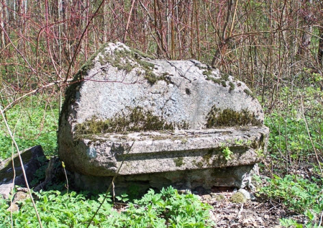 Каменная скамья в Михайловском парке в Стрельне