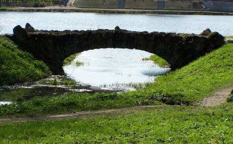 Один из мостиков Орловского пруда в Стрельне