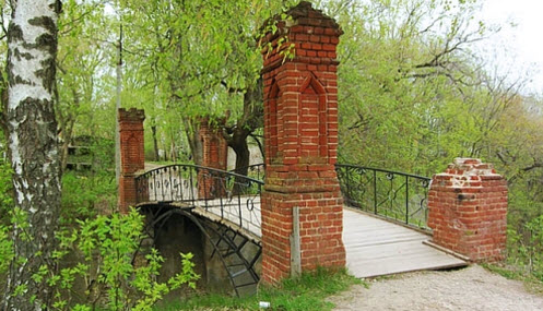 достопримечательности трассы Дон, мост в парке возле замка принцессы Ольденбургской