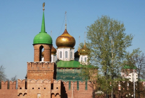 Башня Одоевских ворот, купола Успенского собора тульского кремля