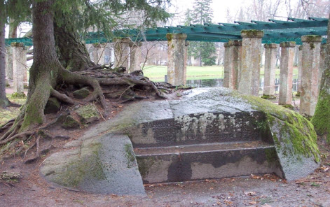 Каменная скамья Екатерины Второй Великой в Ломоносовском парке