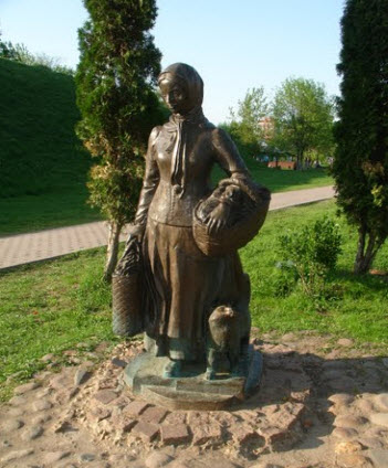 Памятник женщине, Дмитров, трасса А104