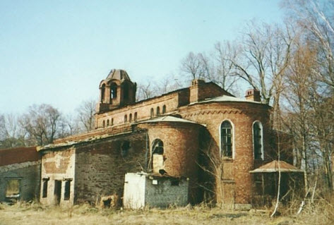 Церковь Троицы Живоначальной на городском кладбище Ораниенбаума