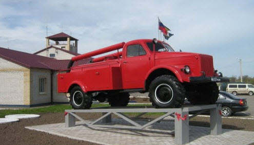 Памятник пожарной машине, Целина, трасса р270