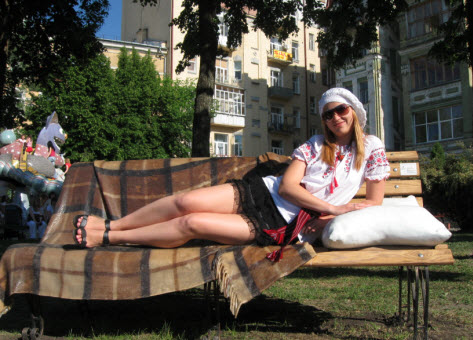 на скамейке, поездка в Киев
