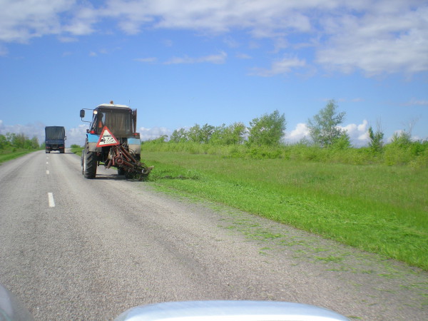 трактор косит траву ростовская область