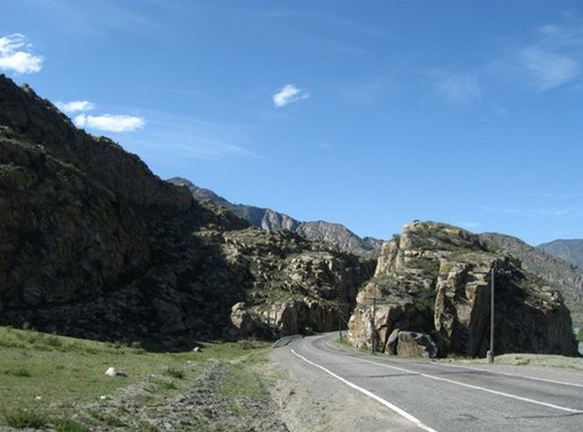 скалы вдоль дороги горный алтай