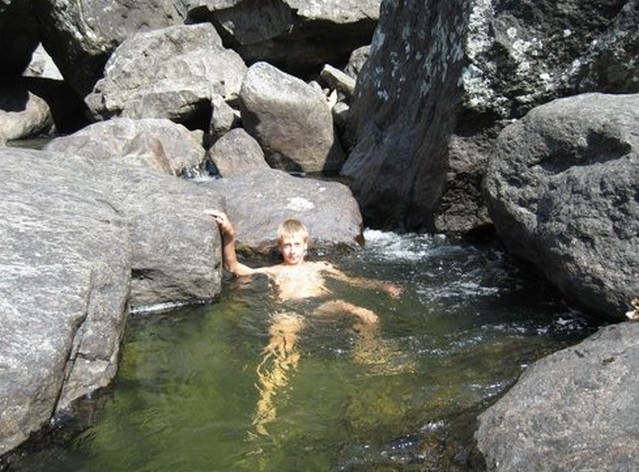 купание в горном водопаде