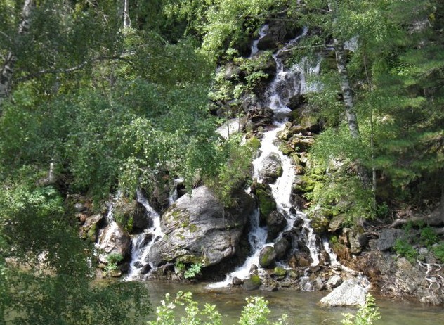Водопад на другой стороне реки Кумир у Девичьих плёсов