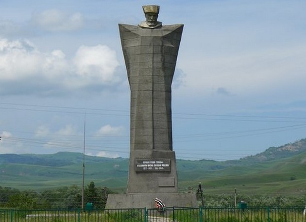 памятник горцу