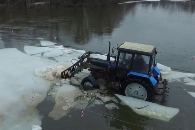 трактор разгоняет льдины