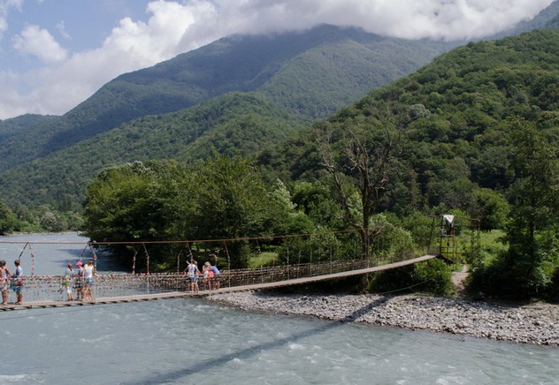 мост через реку абхазия