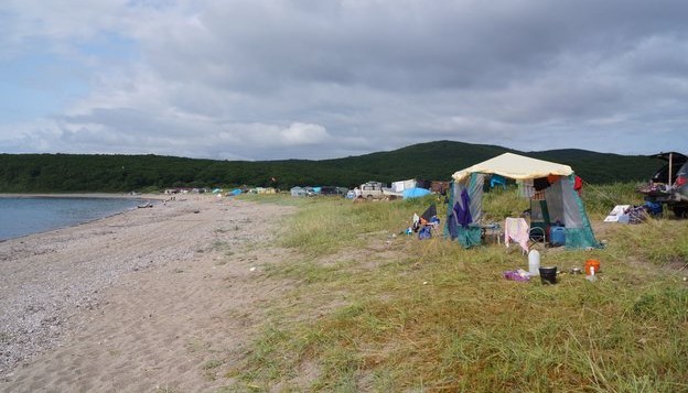 палатки на берегу моря