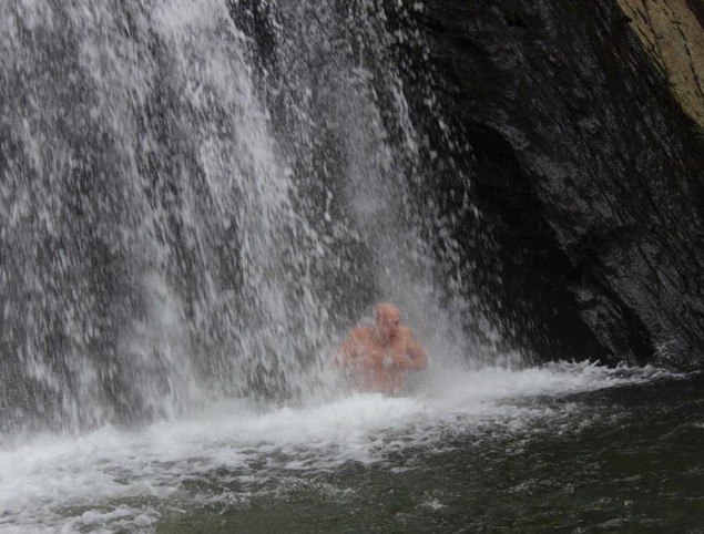купание в водопаде кобру