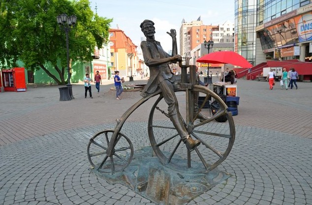 Памятник изобретателю велосипеда Артамонову