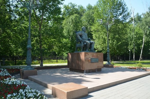 Памятник купцу Андрею Текутьеву возле Текутьевского кладбища.