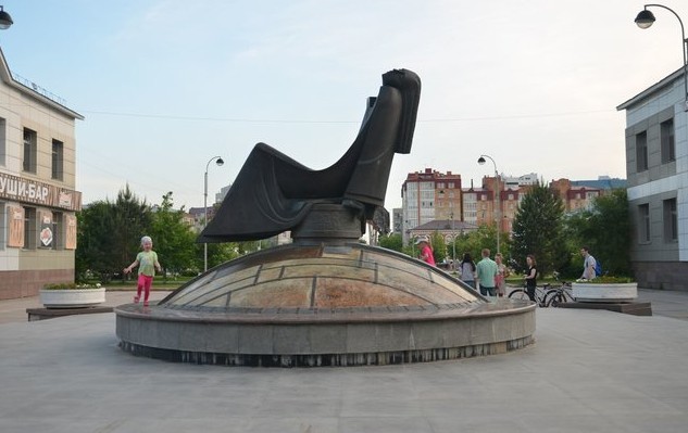 Скульптура Нежность на площади Влюблённых.