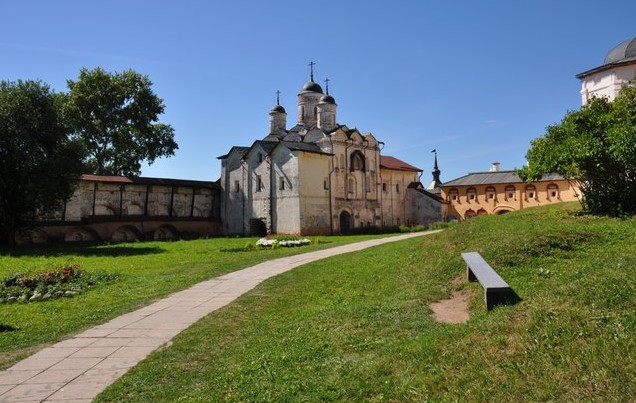 красивый Кирилло-Белозерский мужской монастырь